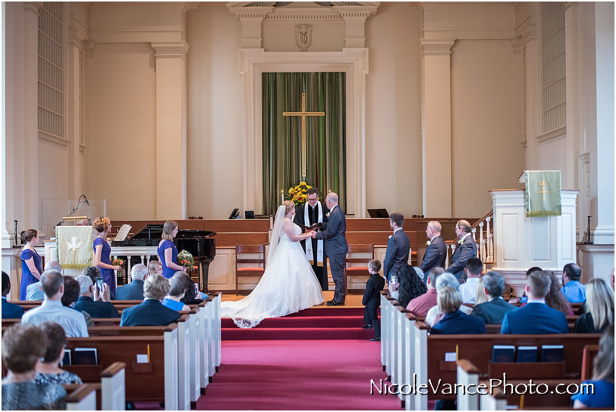 The couple exchange vows at Third Church Presberterian.